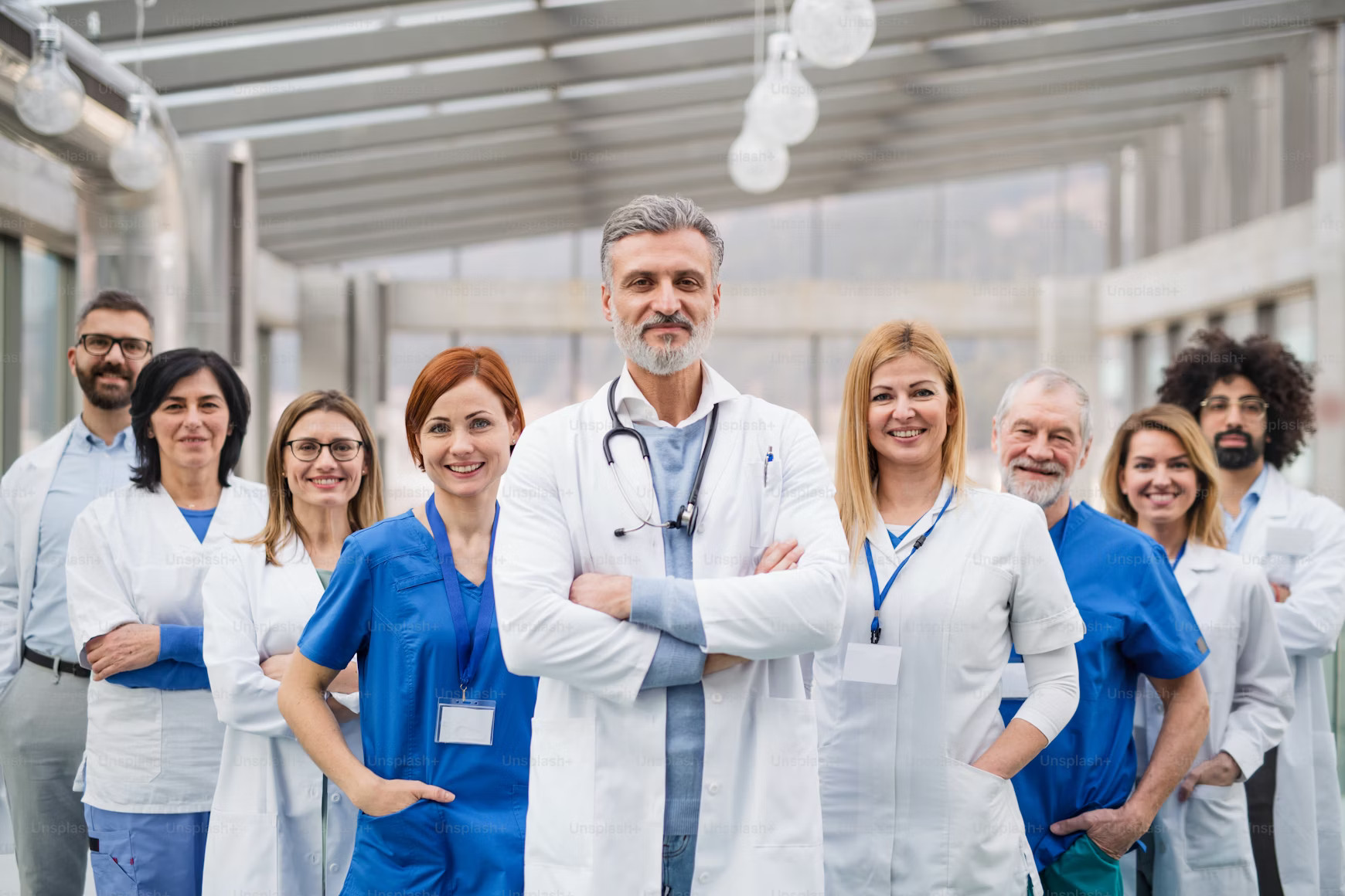 Profesionales médicos que utilizan tecnología avanzada